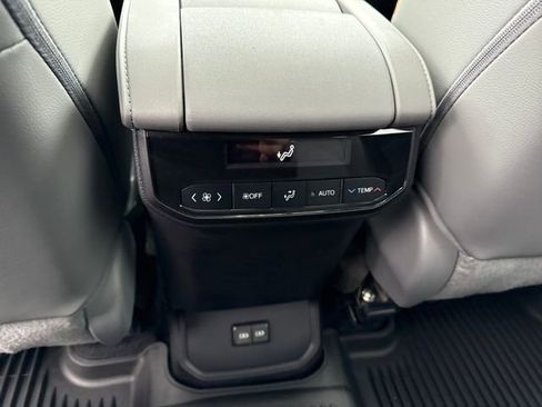 Used 2022 Toyota Highlander XLE image 18