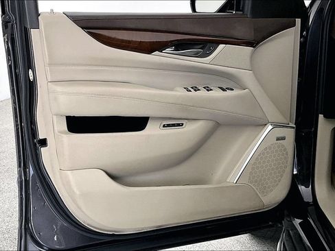 Used 2017 Cadillac Escalade Luxury AWD/4WD image 22
