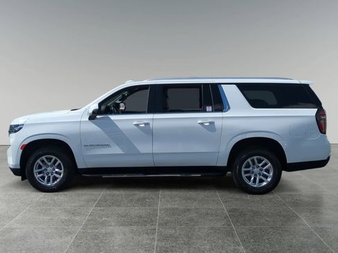 Used 2022 Chevrolet Suburban LT w/ Luxury Package image 2