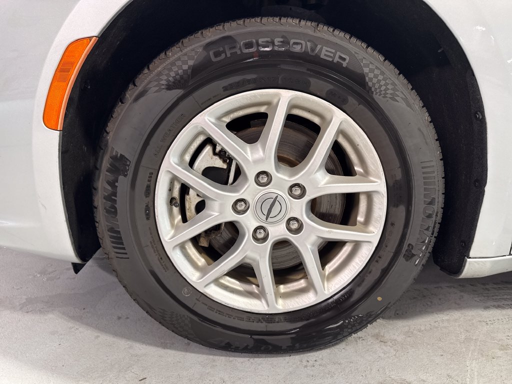 Used 2023 Chrysler Pacifica Touring-L FWD image 48