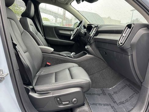 Certified 2025 Volvo XC40 B5 Plus AWD/4WD image 11