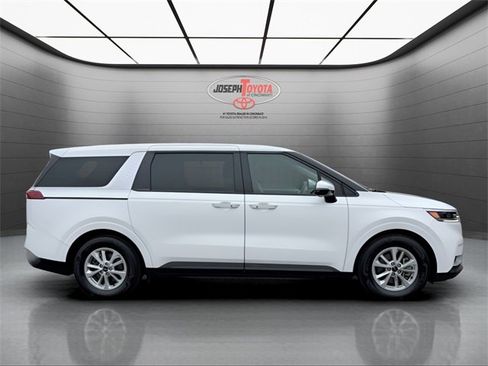 Used 2024 Kia Carnival LX image 14