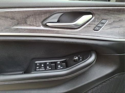 Used 2023 Jeep Grand Cherokee Limited AWD/4WD image 11
