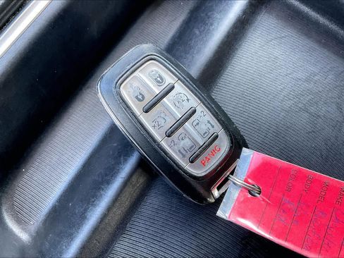 Used 2018 Chrysler Pacifica Touring-L FWD image 13