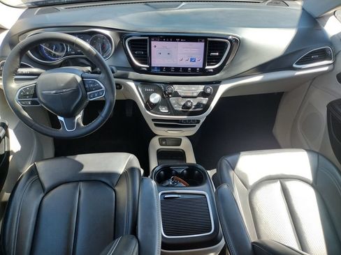 Used 2023 Chrysler Pacifica Touring-L FWD image 6