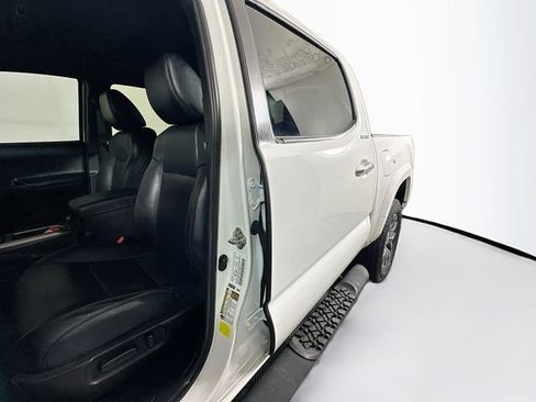 Used 2022 Toyota Tacoma Limited RWD image 12