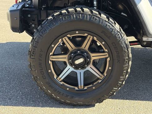 Used 2020 Jeep Gladiator Rubicon AWD/4WD image 32