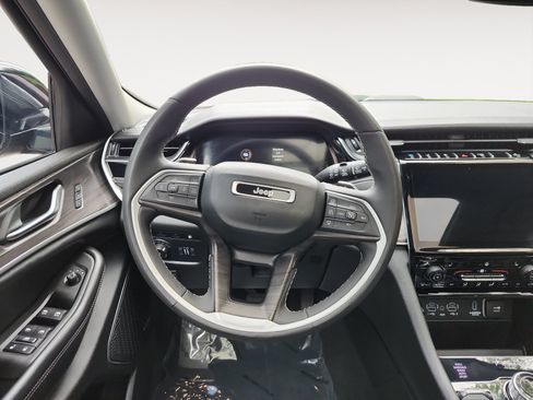 Used 2023 Jeep Grand Cherokee 4WD 4xe image 12