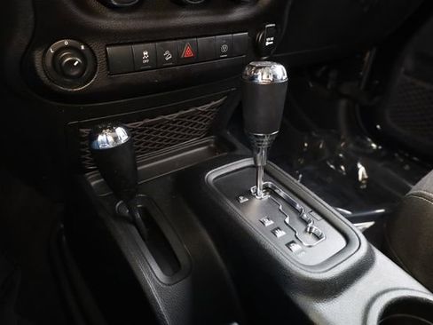 Used 2018 Jeep Wrangler Unlimited Rubicon w/ Connectivity Group image 23