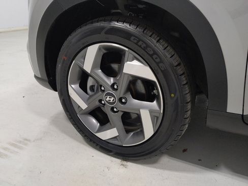 Used 2025 Hyundai Venue SEL FWD image 31