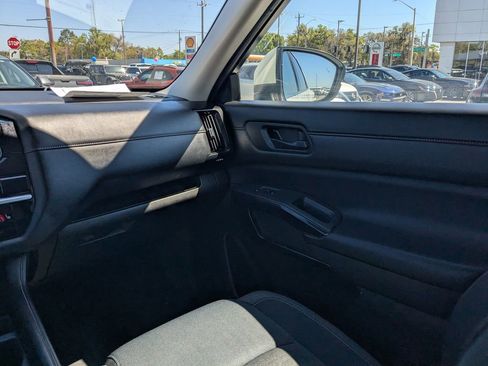 Used 2025 Nissan Pathfinder SV image 15