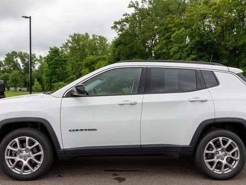 Used 2022 Jeep Compass Latitude AWD/4WD image 9