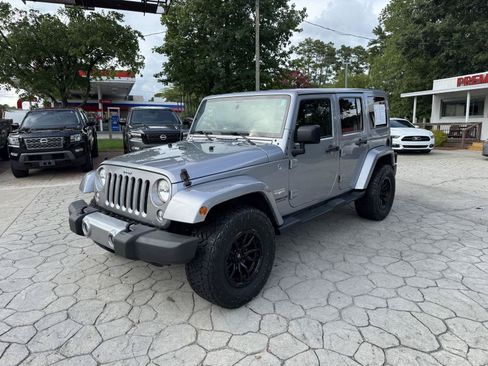 Used 2015 Jeep Wrangler Unlimited Sahara w/ Dual Top Group AWD/4WD image 8