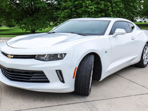 Used 2018 Chevrolet Camaro LT RWD image 3