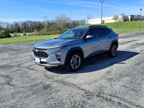 Used 2025 Chevrolet Trax LT w/ LT Convenience Package FWD image 39