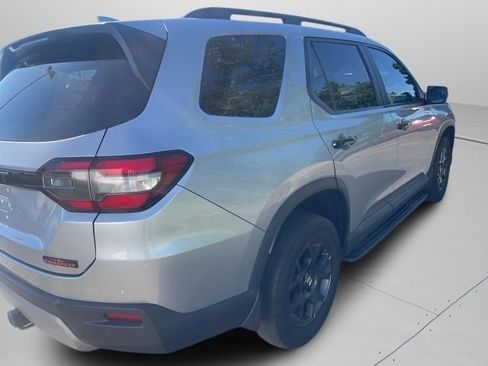 Used 2024 Honda Pilot TrailSport image 11
