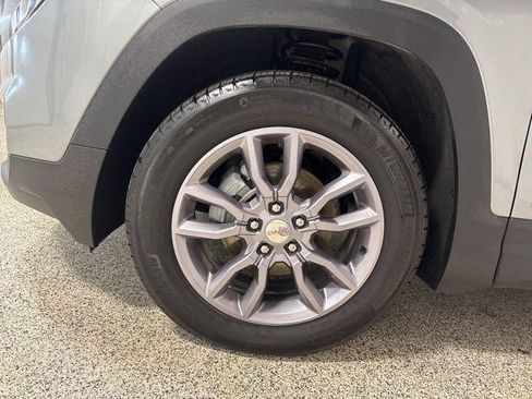 Used 2023 GMC Terrain SLT image 32