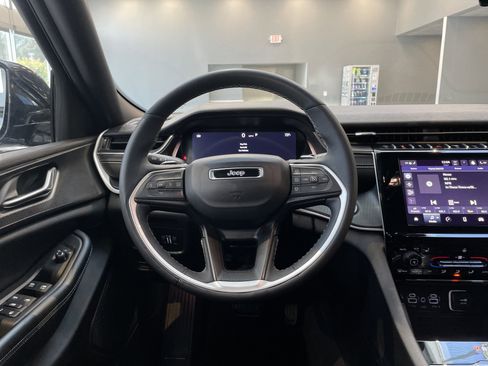 Used 2024 Jeep Grand Cherokee Altitude AWD/4WD image 37