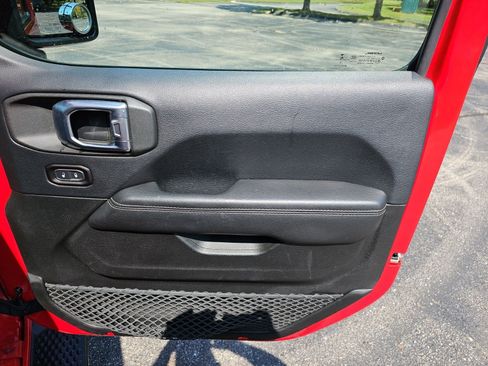 Used 2018 Jeep Wrangler Unlimited Sahara AWD/4WD image 14