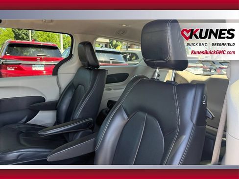 Used 2023 Chrysler Pacifica Touring-L FWD image 23