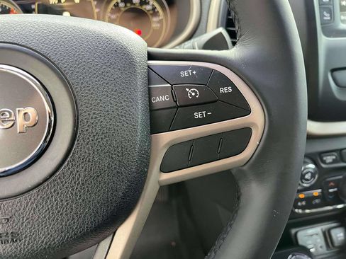 Used 2017 Jeep Cherokee Latitude w/ Comfort/Convenience Group AWD/4WD image 29