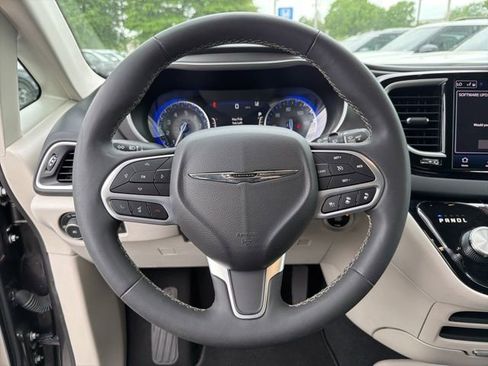 Used 2023 Chrysler Pacifica Touring-L FWD image 14