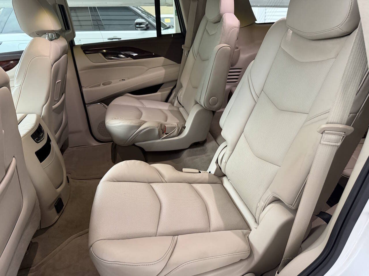 Used 2016 Cadillac Escalade Luxury AWD/4WD image 12