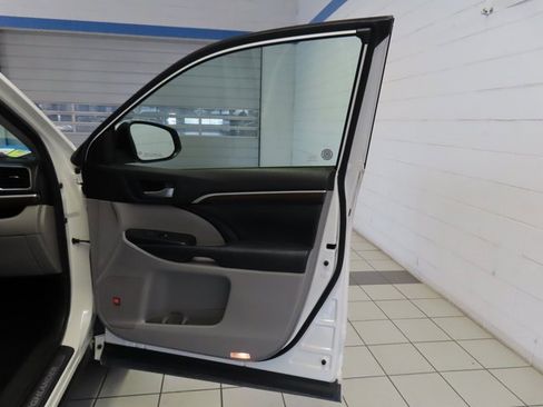 Used 2015 Toyota Highlander Limited image 29