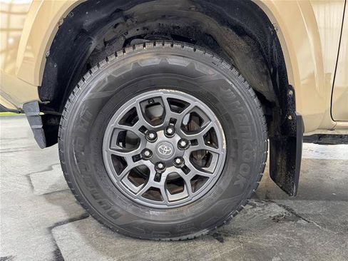 Used 2018 Toyota Tacoma SR5 RWD image 11