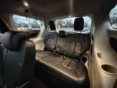 Used 2018 Chrysler Pacifica Touring-L image 24