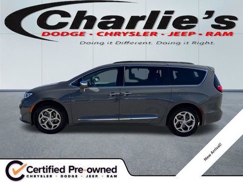 Used 2022 Chrysler Pacifica Limited image 1