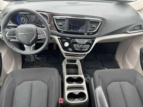 Used 2023 Chrysler Voyager LX image 10