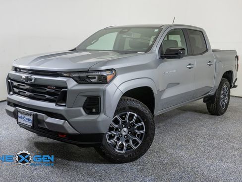 Used 2025 Chevrolet Colorado Z71 w/ Technology Package AWD/4WD image 3