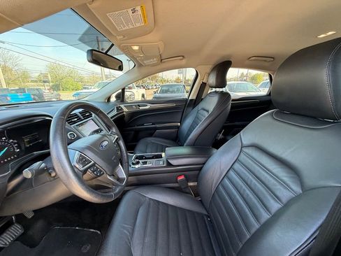 Used 2018 Ford Fusion SE w/ Fusion SE Technology Package FWD image 12