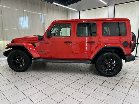 Used 2025 Jeep Wrangler Unlimited Sahara AWD/4WD image 8
