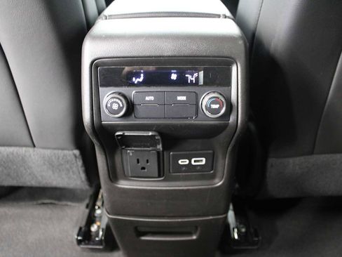 Used 2023 GMC Acadia SLT image 39