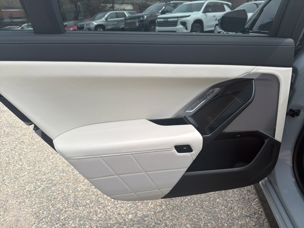 Used 2025 BMW i7 eDrive50 w/ M Sport Package RWD image 20