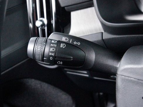 Certified 2025 Volvo XC40 B5 Plus image 19