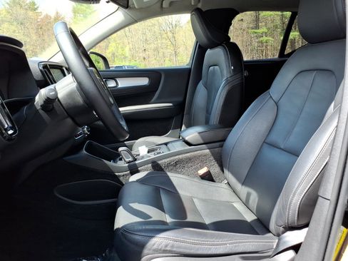 Used 2019 Volvo XC40 T4 Momentum FWD image 9