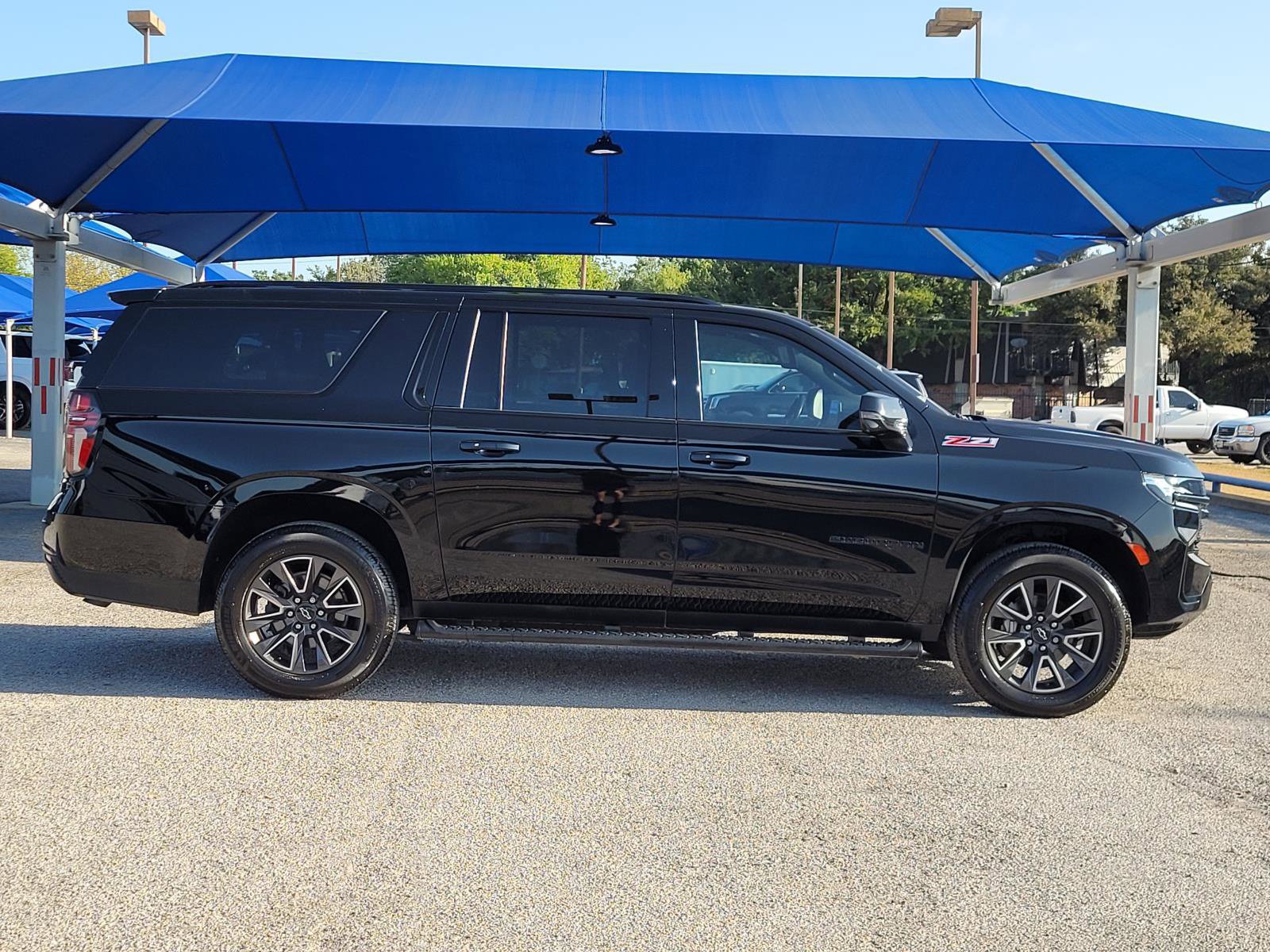 Used 2021 Chevrolet Suburban Z71 w/ Luxury Package AWD/4WD image 7
