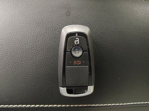 Used 2020 Ford Fusion SE FWD image 32