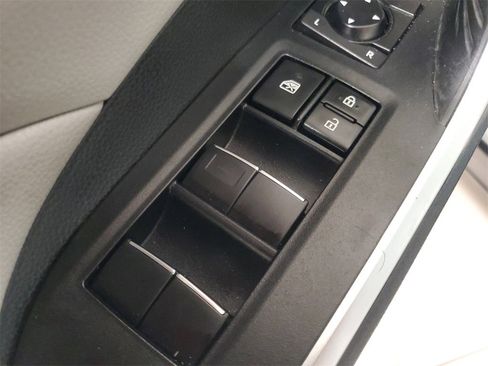 Used 2021 Toyota RAV4 XLE Premium image 21