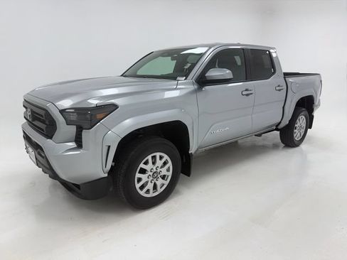 Used 2025 Toyota Tacoma SR5 AWD/4WD image 5