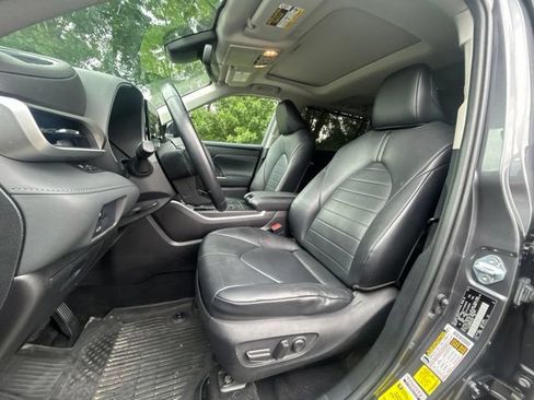 Used 2021 Toyota Highlander XLE AWD/4WD image 20