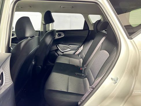 Used 2025 Kia Soul LX w/ LX Technology Package FWD image 19