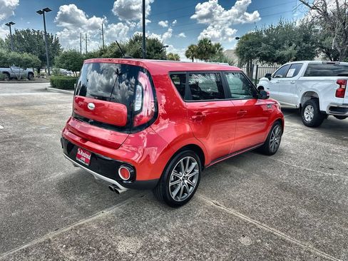 Used 2018 Kia Soul ! FWD image 11