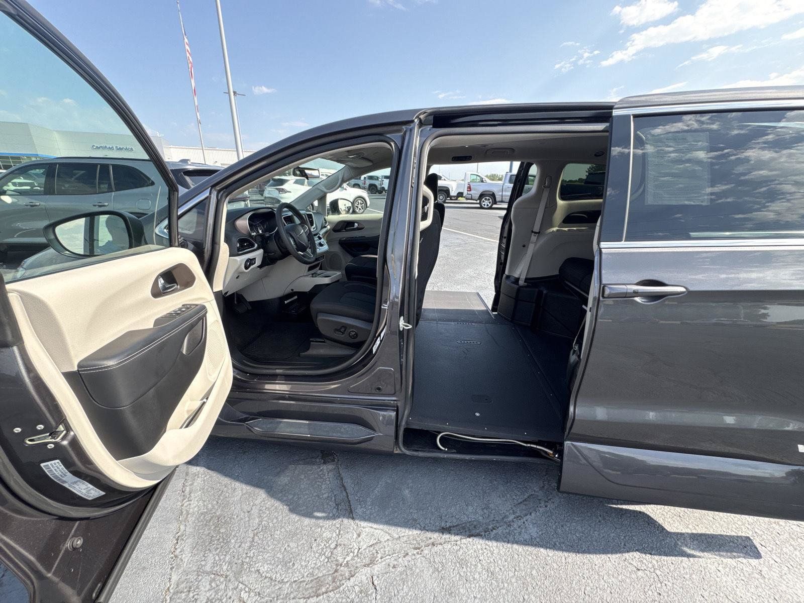 Used 2022 Chrysler Voyager LX FWD image 8