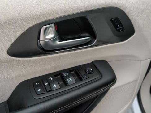 Used 2024 Chrysler Pacifica Touring-L image 22