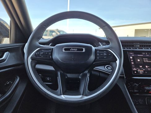 Used 2023 Jeep Grand Cherokee L Laredo image 38