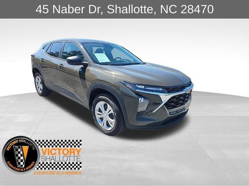 Used 2024 Chevrolet Trax LS FWD image 1